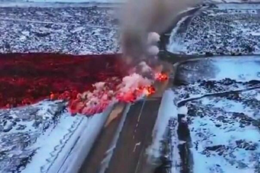 Vulkan na Islandu izbacuje lavu i do 80 metara visine