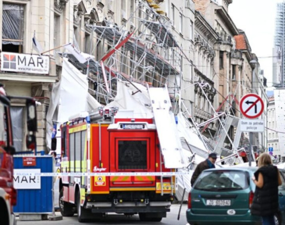 Срушила се огромна скела у центру Загреба (ВИДЕО)