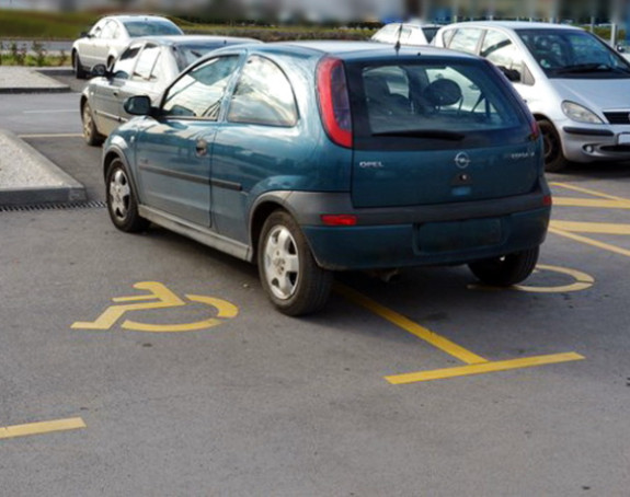 Колико возача је кажњено због паркирања?