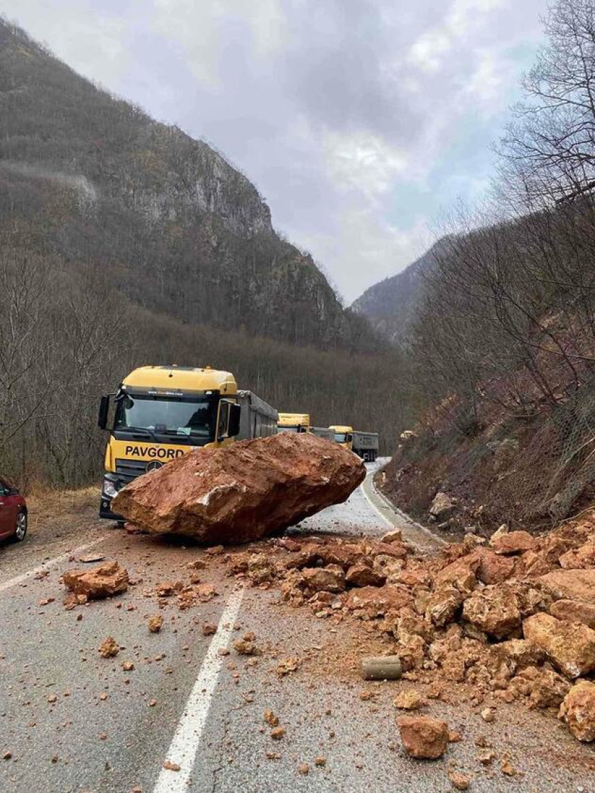 Огромна стијена пала на камион на путу Фоча-Калиновик