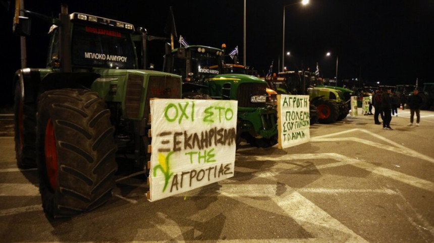 Пољопривредници дошли тракторима у Атину на протест