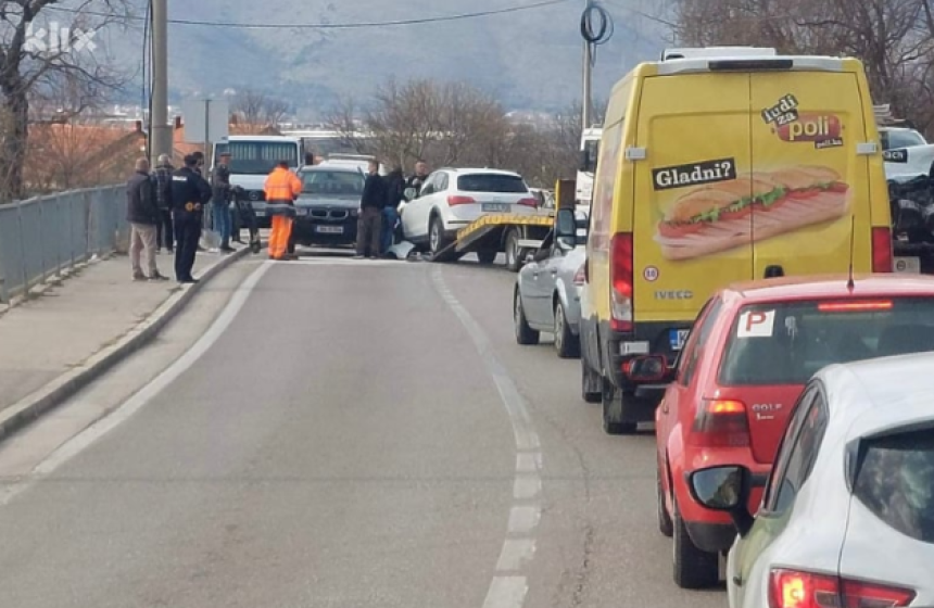 Sudar četiri vozila kod Mostara, tri osobe povrijeđene