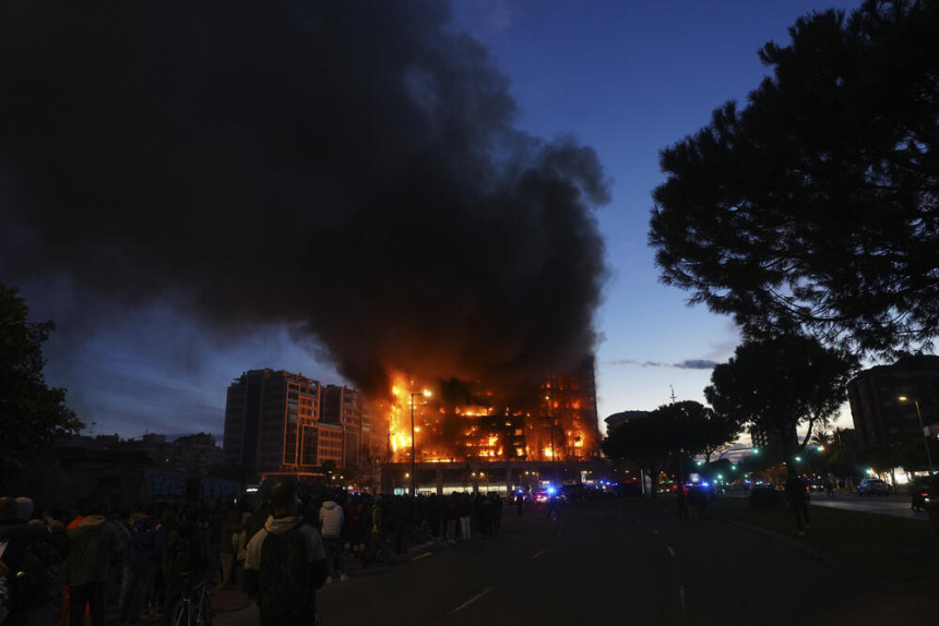 Пожар "прогутао" зграду, најмање 14 особа повријеђено
