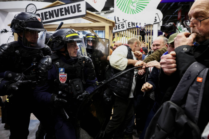 Сукоб фармера и полиције на сајму у Паризу