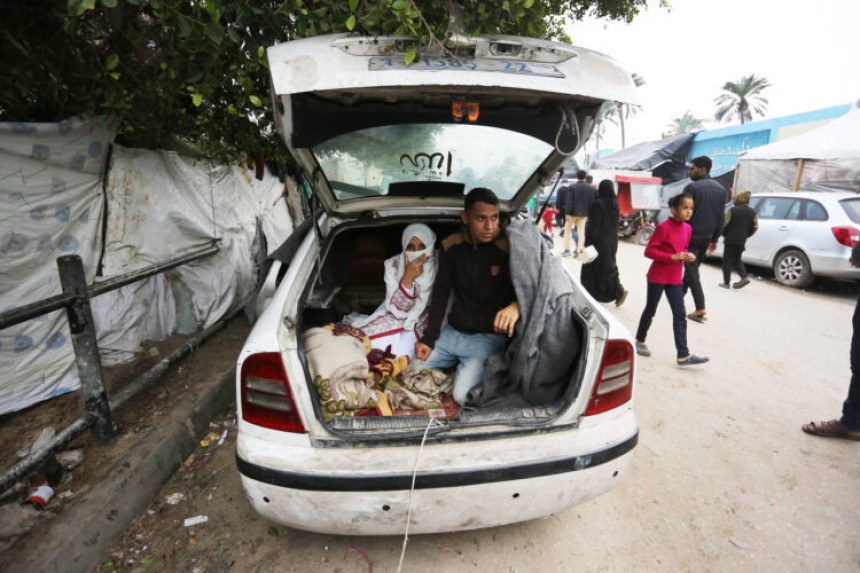 Пар из Газе након вјенчања започео живот у аутомобилу