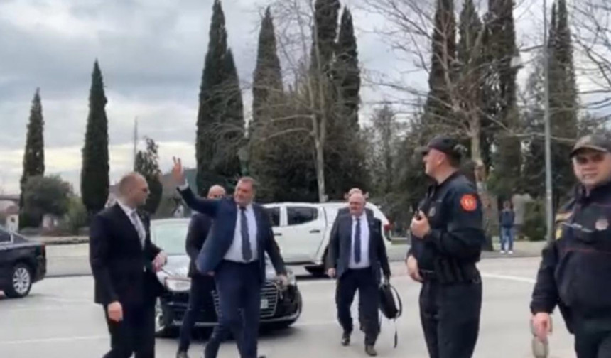 Protest ispred Skupštine zbog dolaska Dodika