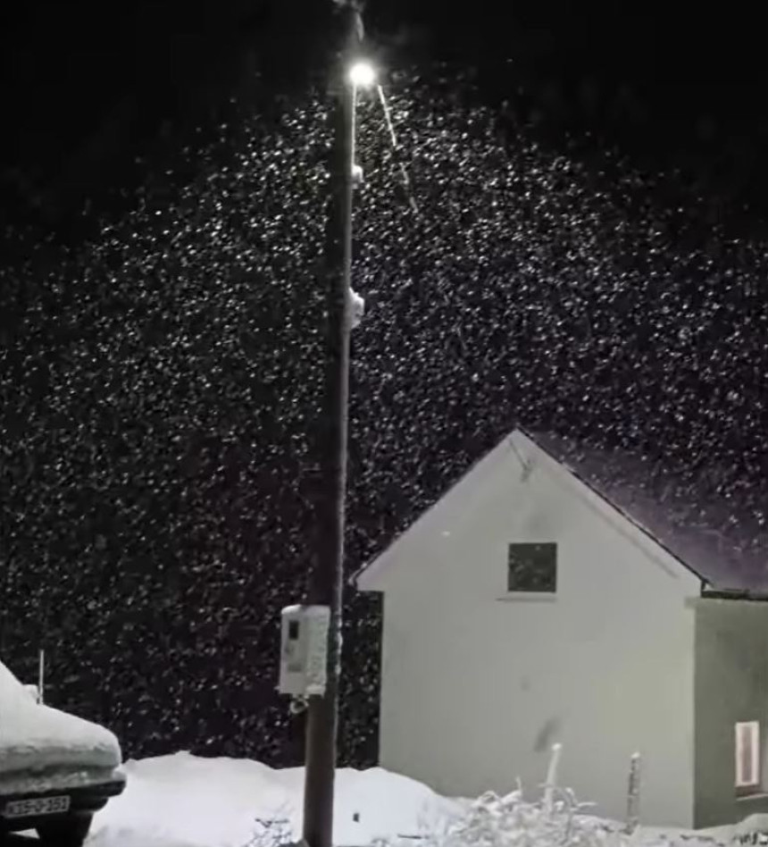 Zima se vratila: Snijeg obijelio Čemerno kod Gacka