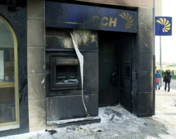 Снажна експлозија разнијела банкомат, новац украден