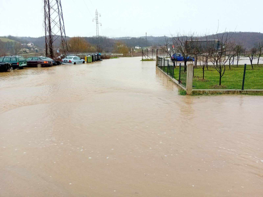 Нови Град: Бујичне воде поплавиле локалне путеве