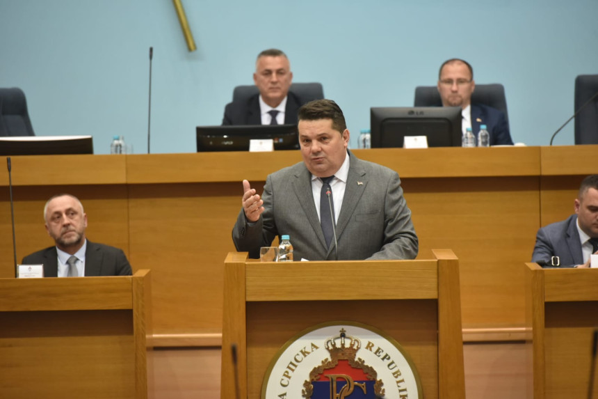 Stevandićevi metodi: Zaključio sjednicu, pa tražio od obezbjeđenja da "odstrane" Vukanovića (VIDEO)