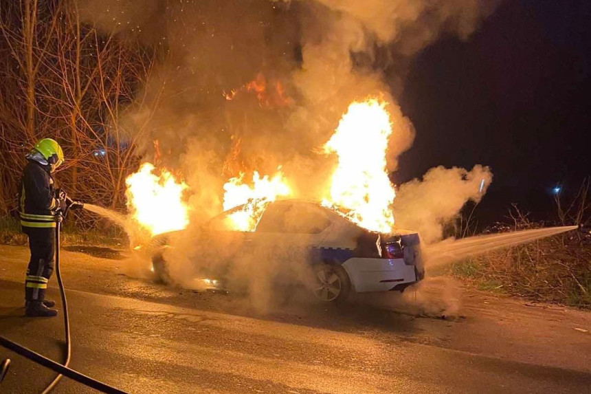Požar uništio policijsko auto u Banjaluci