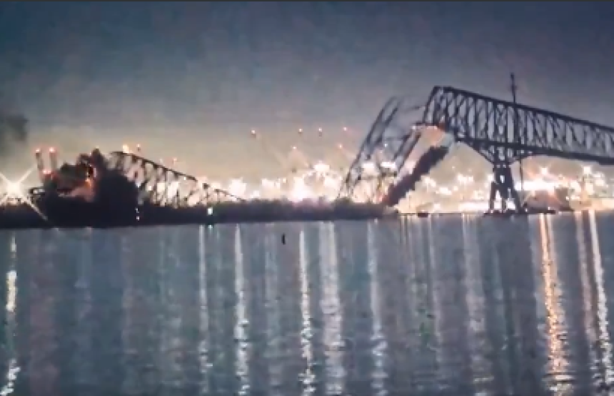 Срушио се велики мост након удара теретног брода