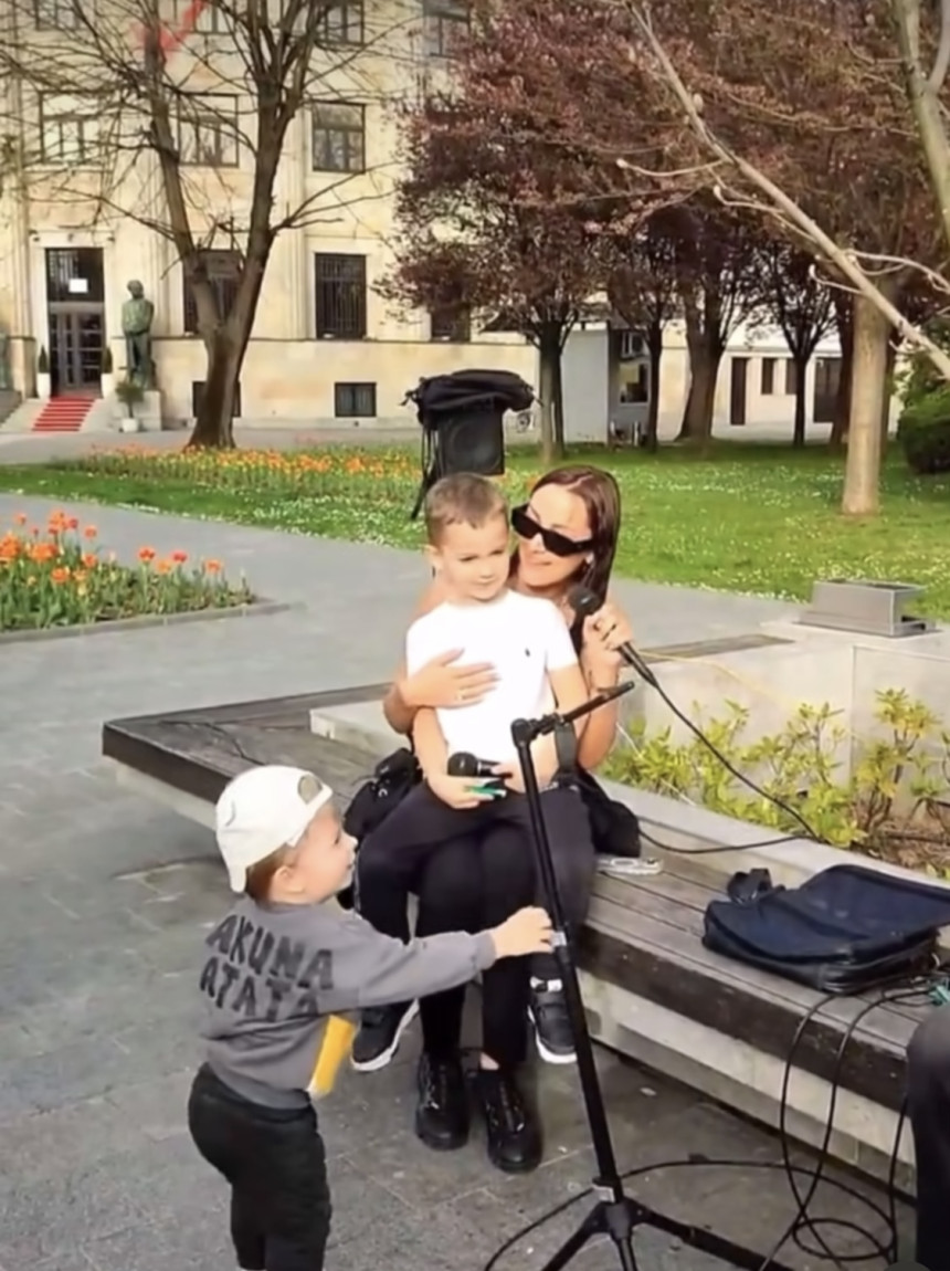 Пријовић са сином запјевала за дјецу у центру Бањалуке