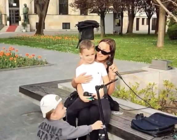 Пријовић са сином запјевала за дјецу у центру Бањалуке