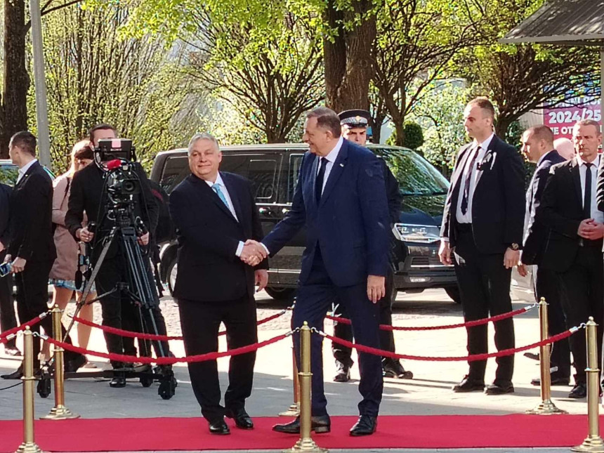 Svečan doček Orbanu ispred Palate Srpske