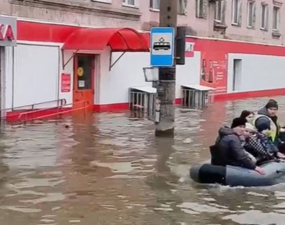Хитна евакуација у Русији, ниво воде порастао (ВИДЕО)