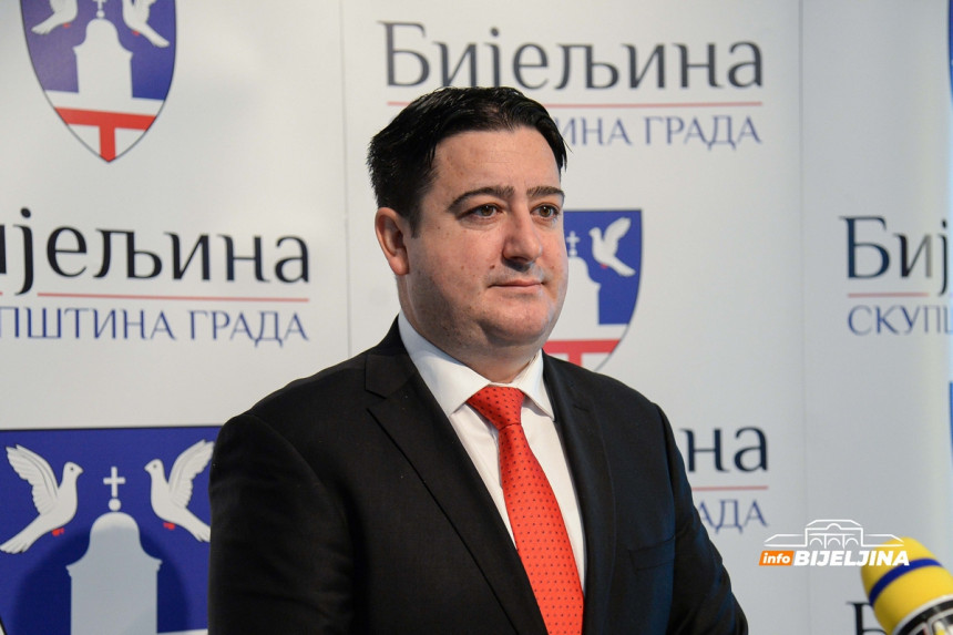 Mnogi okreću leđa i otkazuju poslušnost Miloradu Dodiku