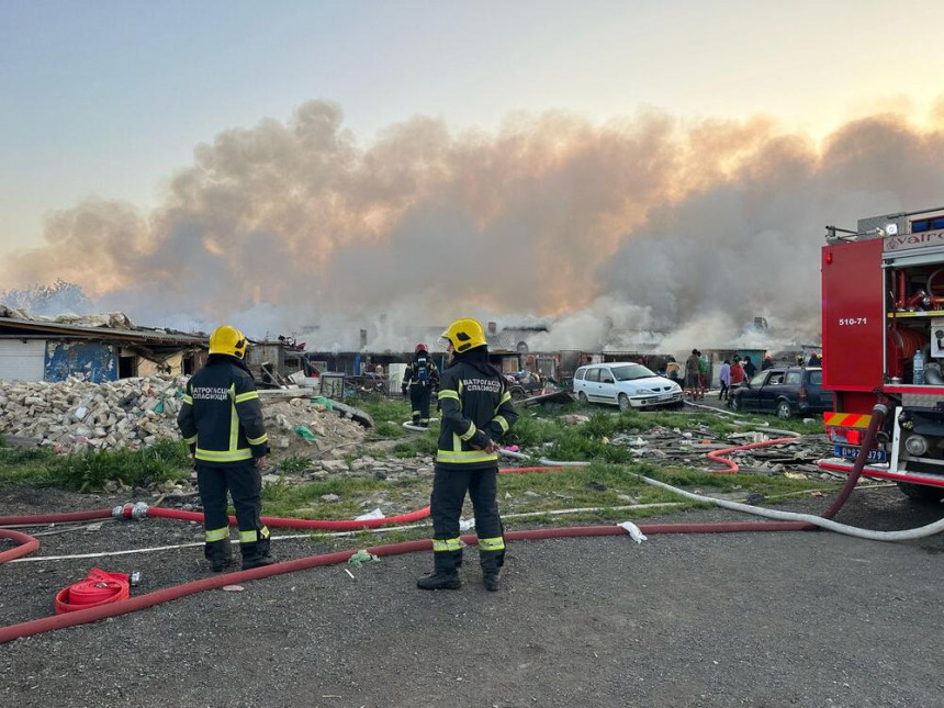 Огромни пожар захватио насеље код Новог Сада