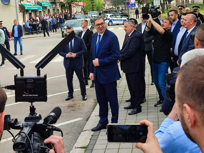 Predsjednik Srbije Aleksandar Vučić svečano dočekan u Bileći (VIDEO)