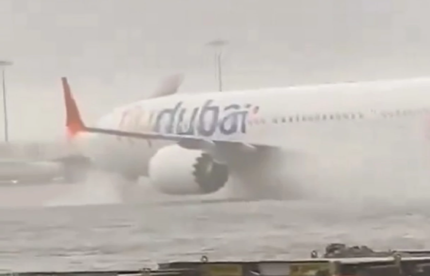 Авион "пливао" по писти, поплава на аеродрому