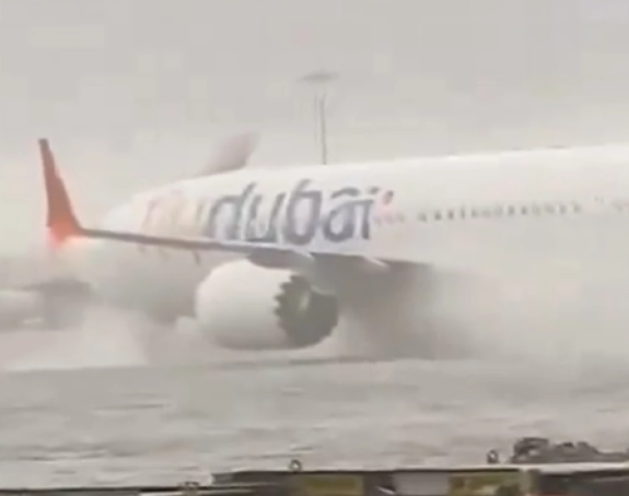 Avion "plivao" po pisti, poplava na aerodromu