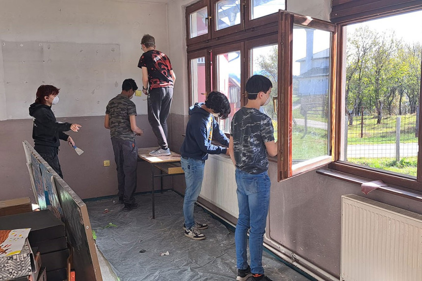 Холандски волонтери окречили школу у Санском Мосту