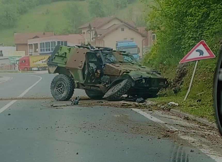 Повријеђен војник и оштечено возило ЕУФОР-а у Сребренику (ВИДЕО)