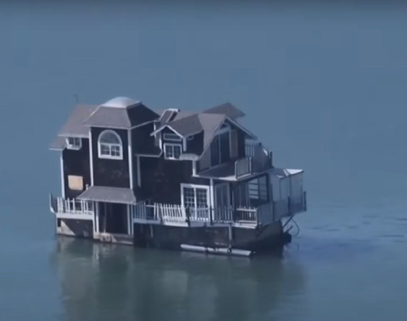Мистериозна кућа плутала на води?!