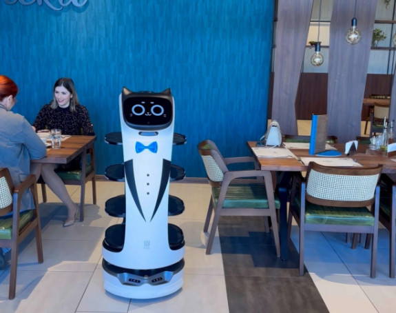 Grad Derventa ima robote konobare (VIDEO)