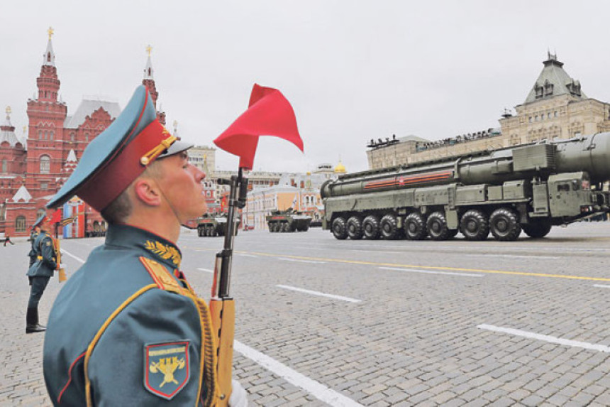 Војна парада у Москви, учествује 9.000 људи