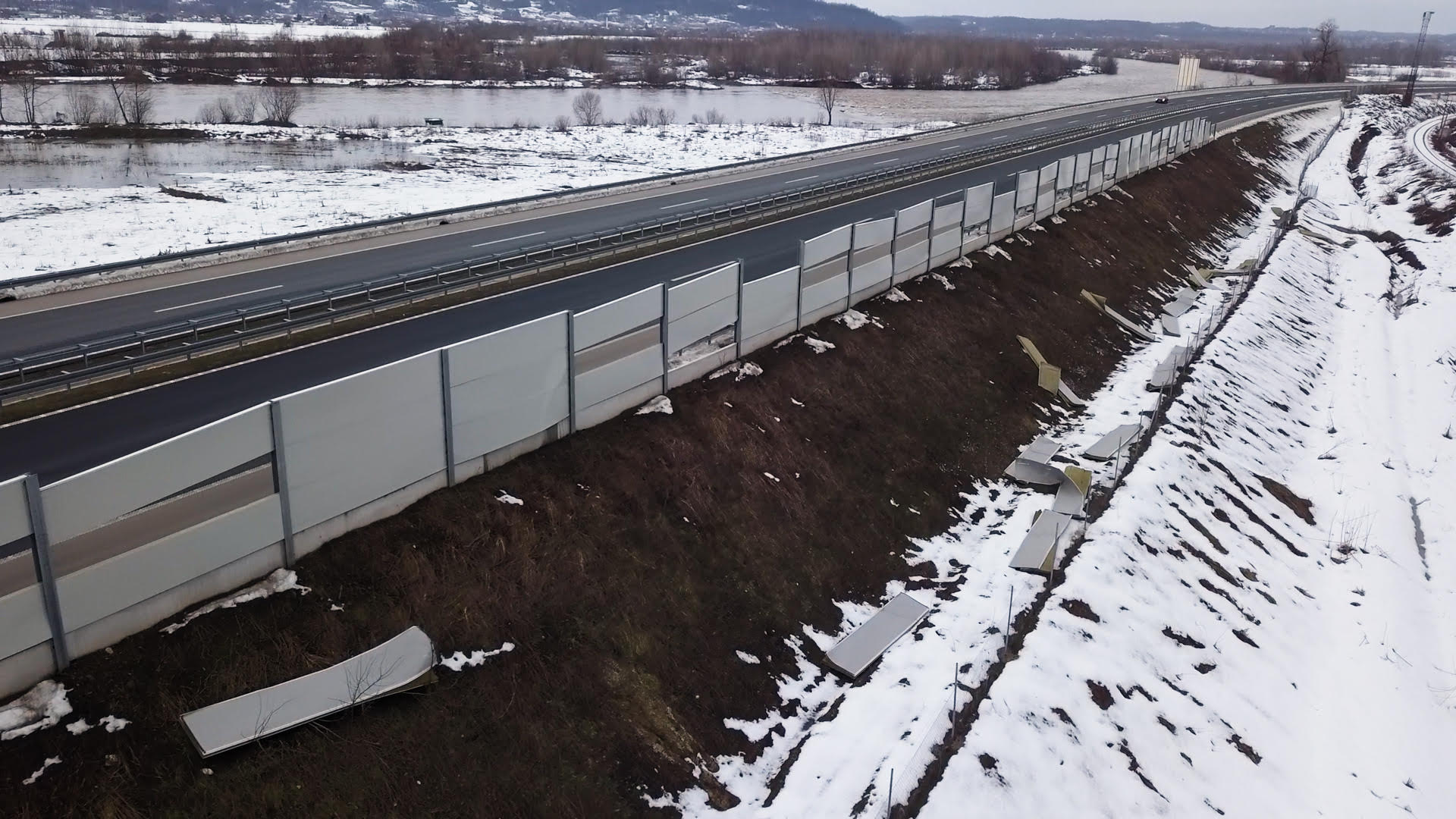 Na auto-putu Banjaluka - Doboj oštećeni bukobrani | BN