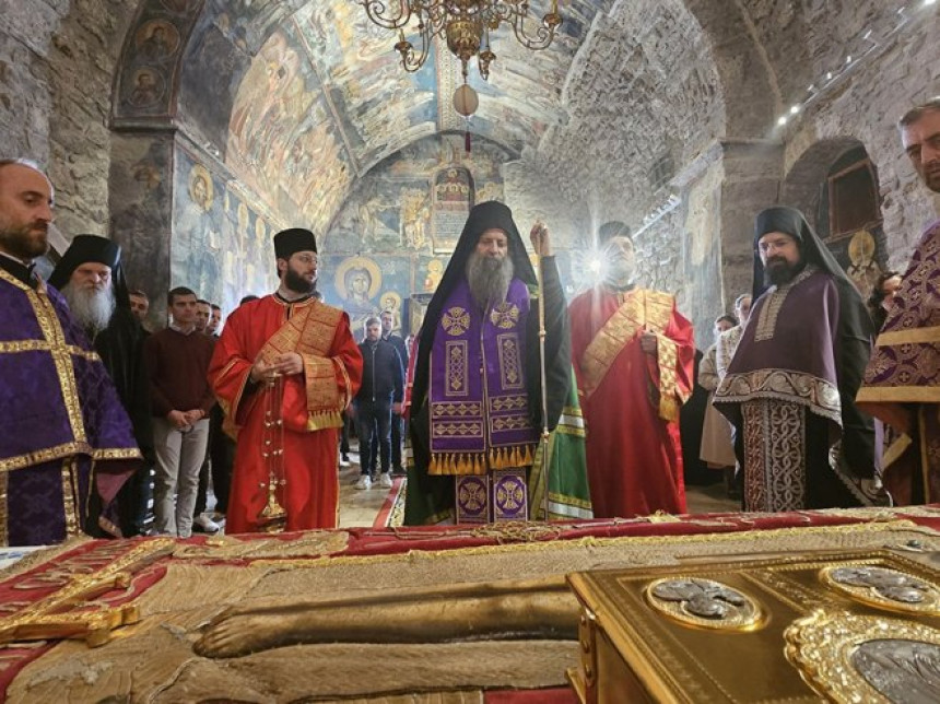 Bogosluženje i iznošenje plaštanice u Pećkoj patrijaršiji