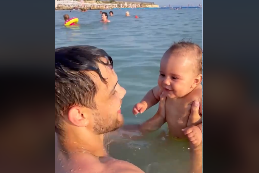 Beba prvi put na moru, osmijehom očarala svijet (VIDEO)
