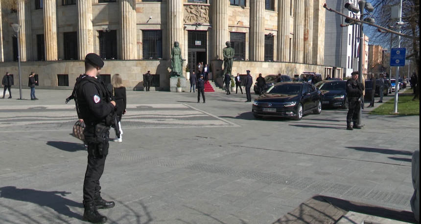 Duge cijevi ispred Palate nisu nešto što turisti vole da vide