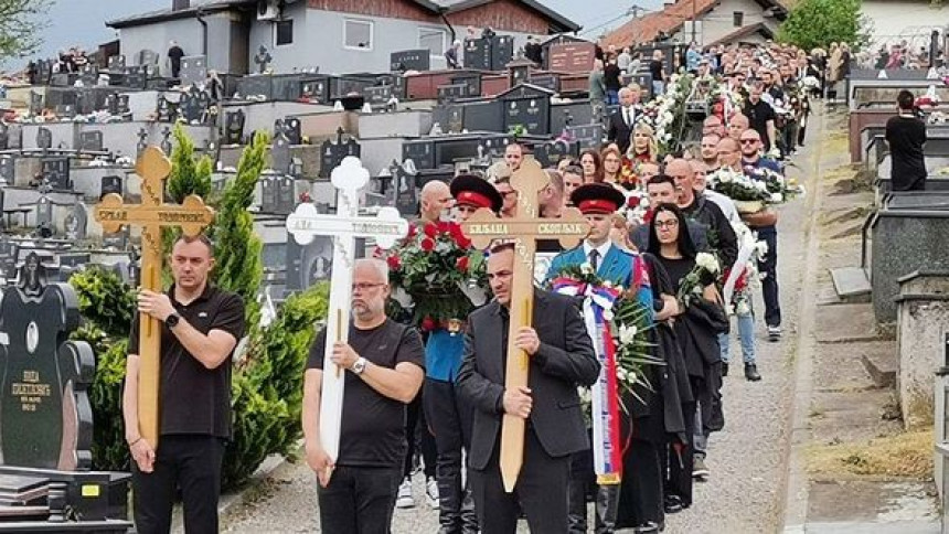 Туга: Сахрањени Срђан Тодоровић са ћерком и супругом