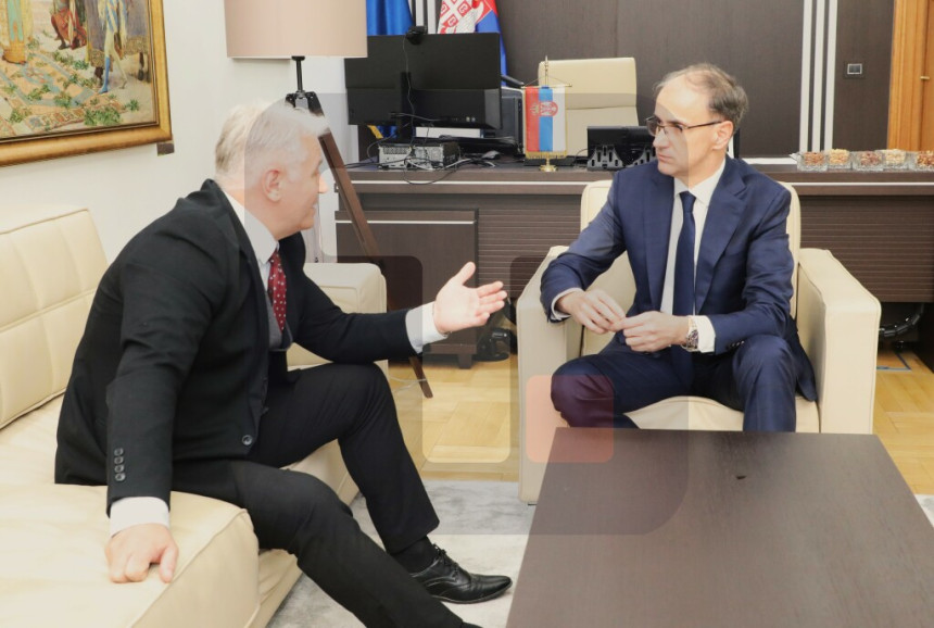 Премијер Мацут са ректором Универзитета у Новом Саду