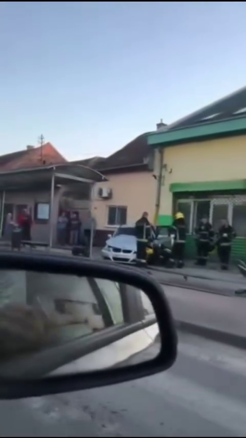 Auto na stajalištu "pokosio" dva dječaka i ženu (VIDEO)