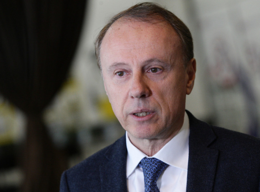 Rektor beogradskog univerziteta prihvatio Macutov poziv