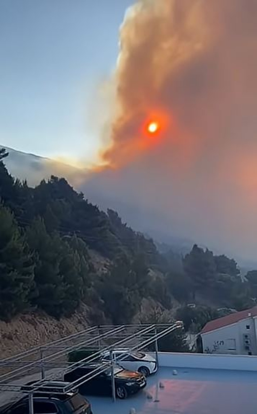 Kuće izgorjele, vatra stigla do mora, plaže evakuisane (VIDEO)