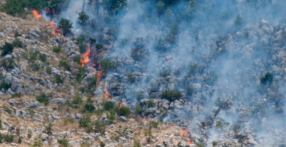 Upozorenje na jak vjetar i požare u Hercegovini