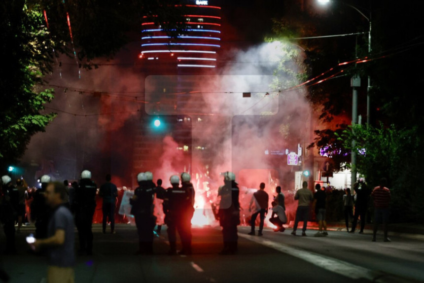 Učesnici protesta napali pripadnike policije u Beogradu
