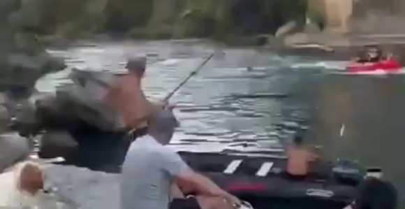 Turista skočio sa Starog mosta, zatim dobio batine (VIDEO)