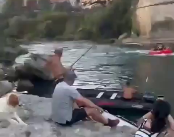 Turista skočio sa Starog mosta, zatim dobio batine (VIDEO)