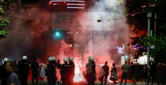 OJT: Tri osobe zadržane do 48h zbog napada na službeno lice tokom protesta u subotu