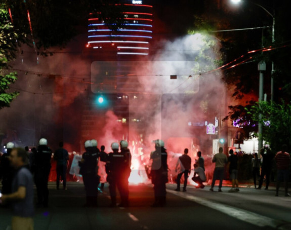 OJT: Tri osobe zadržane do 48h zbog napada na službeno lice tokom protesta u subotu