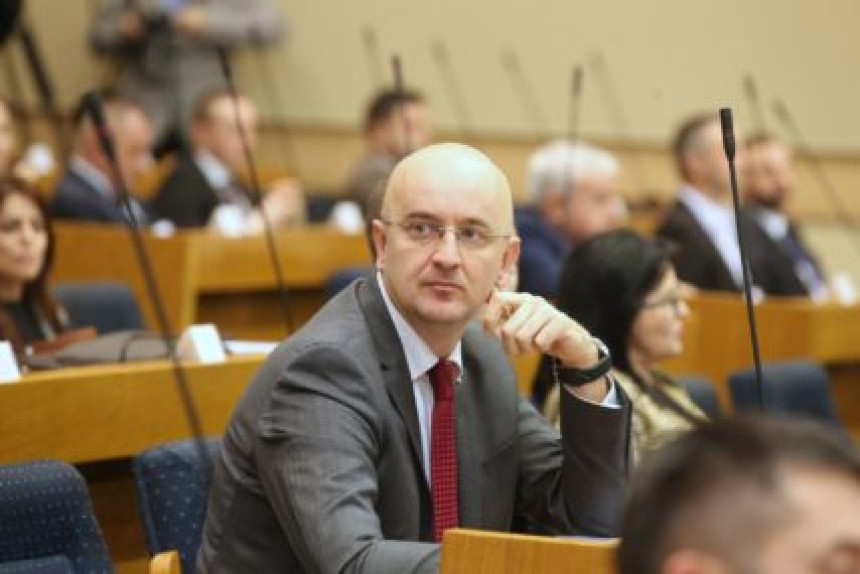 Мазалице, ко те назвао да експресно одустанеш од закона?