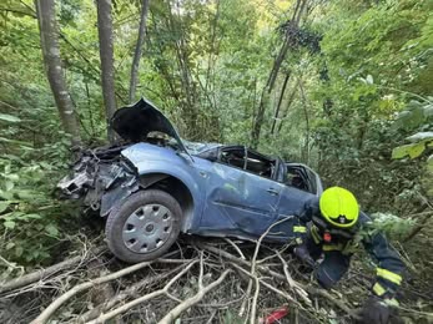 Бањалука: Возилом слетјели у провалију, двоје повријеђено