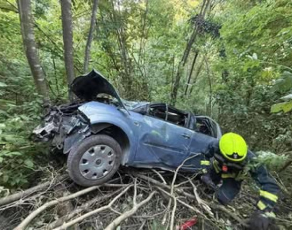 Banjaluka: Vozilom sletjeli u provaliju, dvoje povrijeđeno