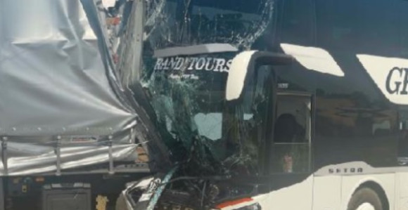 Autobus udario u kamion, osmoro putnika povrijeđeno