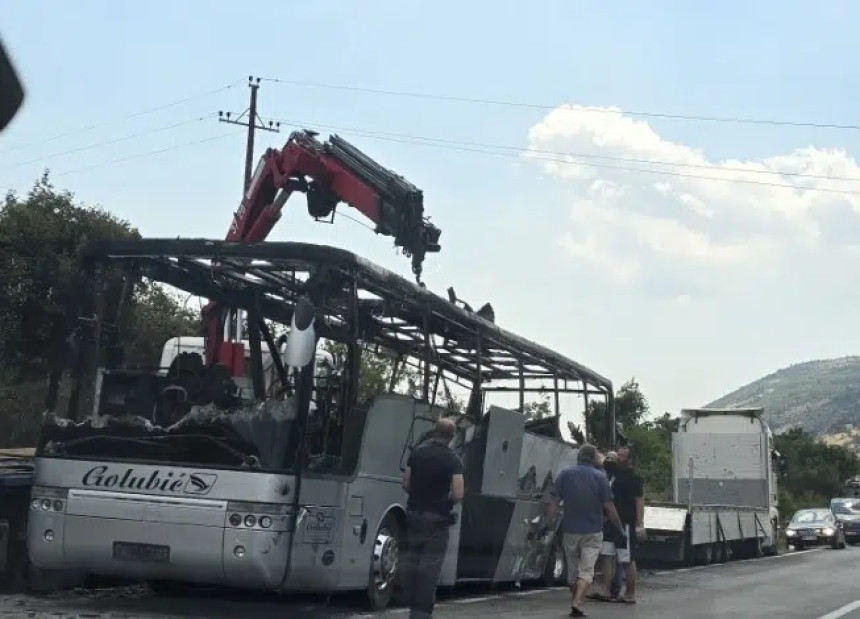 Запалио се аутобус из Српске на путу у Црној Гори